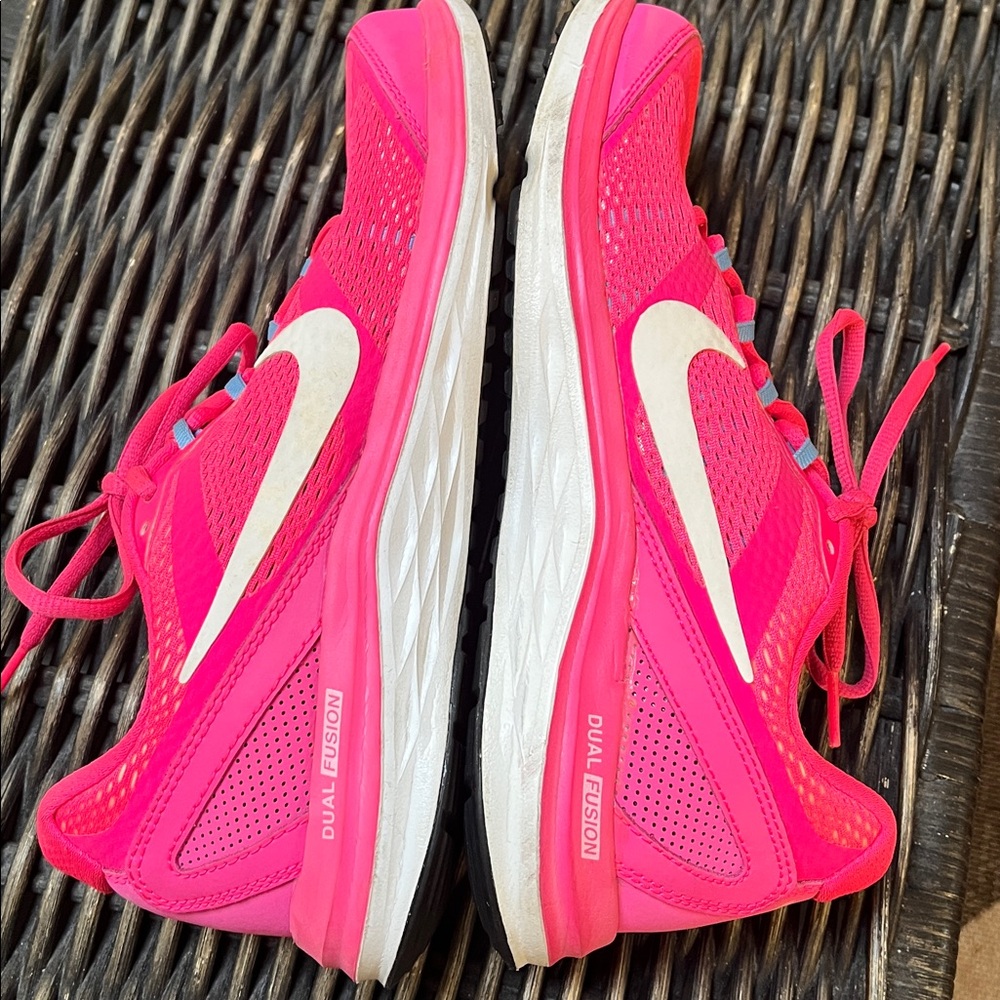 Nike Women's Bright Pink Athletic Shoes - Picture 7 of 10